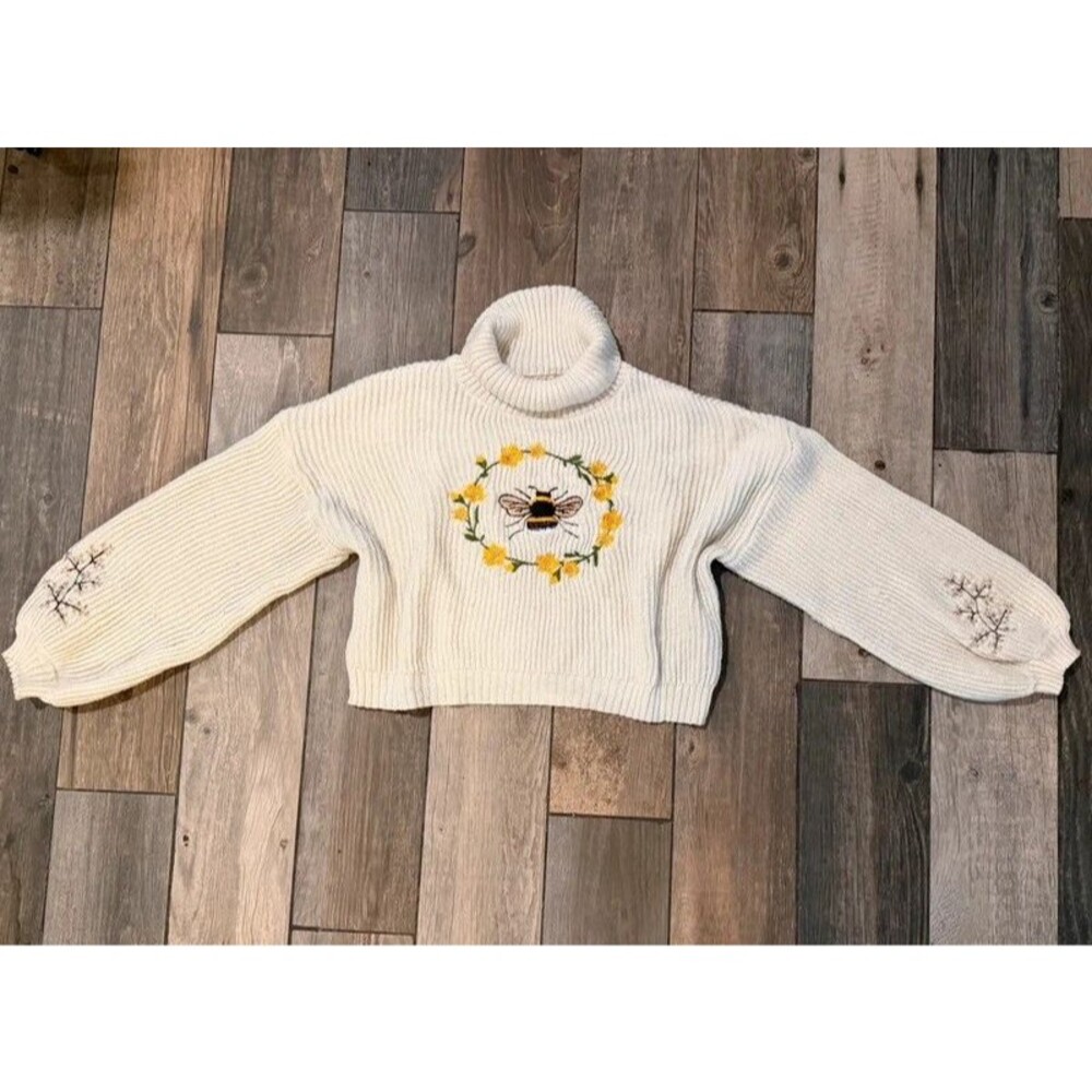 Cream Floral Bee Embroidered Cropped Chunky Knit Sweater